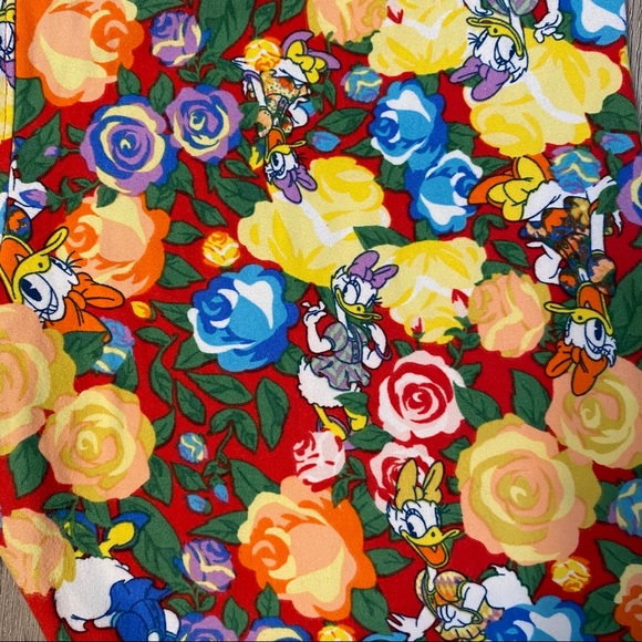Disney’s Daisy Duck and Roses Leggings - Picture 3 of 4
